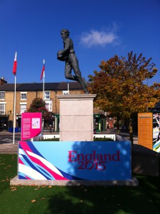 statue symbolique à l'entrée de la ville 